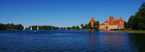 トラカイ島城とガルヴェ湖（リトアニア）